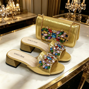 Set Scarpe Estive da Donna e Borsa Coordinata per l'Estero: <span class=keywords><strong>Sandali</strong></span> Peep-toe Slip-on con <span class=keywords><strong>Tacco</strong></span> Grosso a Spillo e Fibbie con Strass, Pochette Abbinata - Product Image 1