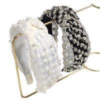 Serre-tête large en plastique beige élégant pour jeunes femmes, orné de dentelle, de perles et de fleurs brodées