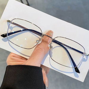 Fabricants <span class=keywords><strong>de</strong></span> <span class=keywords><strong>lunettes</strong></span>, vente en gros <span class=keywords><strong>de</strong></span> <span class=keywords><strong>lunettes</strong></span> carrées en <span class=keywords><strong>fil</strong></span> d'or anti-lumière bleue pour unisexe, verres en PC durables pour la lecture sur ordinateur - Product Image 4