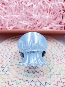 Soporte de Teléfono 3D con Forma de Medusa, Decorado con Perlas, Color Rosa Dulce, Soporte Plegable y Expandible para Teléfono Móvil, para Uso Diario - Product Image 3