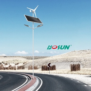 Lampadaire LED hybride éolien-solaire IP65 étanche en aluminium pour usage commercial et public - Product Image 1