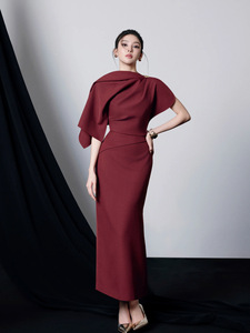 Novità 2026: Abito Scialle dal Design Ricercato <span class=keywords><strong>con</strong></span> Fibbia Metallica, <span class=keywords><strong>Spacco</strong></span> e Vestibilità Aderente in Bordeaux. - Product Image 1