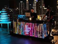 Mesa de Bar RGB Iluminada Personalizable LiqVis - Cabina de DJ con Pantalla LED de Alta Definición y Marco Duradero para Discotecas, Áreas VIP y Alquiler para Fiestas