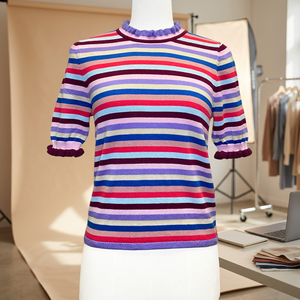 เสื้อสเวตเตอร์คอวีทรงหลวม แขนพองระบายสั้น ผ้าคอตตอนถักเนื้อบาง รุ่น SS23 สำหรับผู้หญิง ลายเรียบ โลโก้ด้านหน้า สไตล์ลำลอง - Product Image 3
