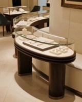 Présentoir en aluminium avec plateau en acrylique, idéal pour les vitrines de stands de bijouterie lors de salons professionnels ; Vitrines de présentation en aluminium