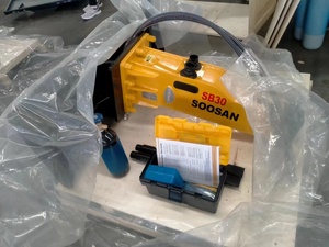 Casseur hydraulique SOOSAN SB30 pour mini-chargeuse, jaune, type boîte ouverte, avec burin et corps principal, pour béton, compatible BOBCAT CAT - Product Image 3