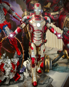 Grande figurine de collection MK42 Battle Damaged en résine, dorée et rouge, peinte à la main, avec éclairage LED, personnage de bande dessinée américaine, pour salle d'exposition - Product Image 3