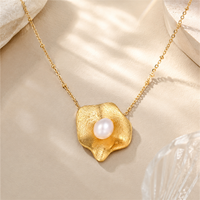 Collier pendentif fleur texturée en perle d'eau douce plaqué or 18 carats, chaîne délicate à maillons perlés pour femme