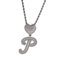 Pendentif personnalisé avec nom, fermoir cœur délicat en laiton, serti de diamants CZ taille baguette, initiales en lettres majuscules et minuscules, style cursive