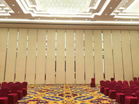 Cloison mobile pliable moderne à cadre en aluminium, isolée phoniquement, pour plafond, idéale pour salles de conférence, écoles et villas