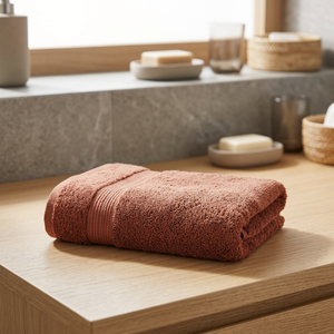 Toalla de baño de algodón tejida con logotipo personalizado, 300-800 GSM, suave y lujosa, textil para hoteles y spas, para hostelería premium y uso de huéspedes. - Product Image 1