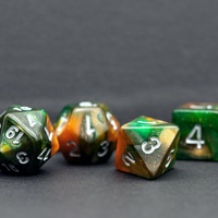 Ensemble de dés en acrylique scintillant vert et jaune pour RPG et Donjons et Dragons, avec logo personnalisé unique pour Udixi