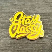 En gros, épingles en métal à motifs de dessins animés, épingles à lettres anglaises mignonnes, épingles à citations inspirantes, badges de revers 'Stay Classy', cadeaux souvenirs en stock