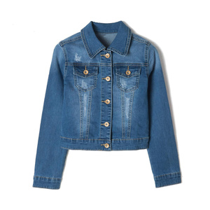 Chaqueta vaquera teñida ecológicamente en mezcla de algodón ligero con acabado ligeramente desgastado, diseñada para mujeres, esencial para un estilo casual y versátil. - Product Image 1