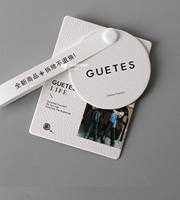 Étiquettes suspendues en papier texturé écologiques, découpées sur mesure, superposées, pour vêtements de boutique