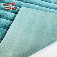 Tissu en fausse fourrure de lapin Kingcason 100% polyester, couleur Pantone personnalisée, à rayures, pour vêtements, couvertures, décoration de canapé et de la maison
