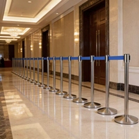 Poteau de signalisation en acier inoxydable 2m avec sangle rétractable bleue pour contrôle des foules et balisage aéroportuaire