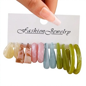 Boucles d'oreilles créoles marbrées faites à la main, tendance, en acrylique, pour femme, qualité supérieure, choix multicolore pour votre ensemble de bijoux - Product Image 5