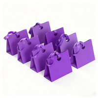 Sacs cadeaux en carton de luxe durables personnalisés avec poignées en papier torsadé pour l'emballage de vêtements et de tenues
