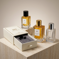 Flacon carré en verre transparent de 50 ml et 100 ml, côtés ondulés, pour parfum, avec bouchon cylindrique nervuré noir, or, argent, imprimé à l'écran, vaporisateur à pompe