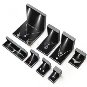 Precio al por mayor gris PU cuero diseño de lujo anillo colgante pulsera brazalete LED joyeros con logotipo personalizado