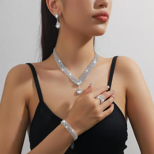 Ensemble de bijoux de mariée élégant, collier, boucles d'oreilles et bracelet pour des looks de mariage et de soirée époustouflants - Product Image 1