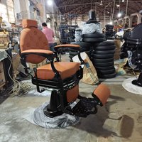 Fauteuil de Barbier Hydraulique Professionnel Vintage Inclinable à 135 Degrés en Cuir PU Marron avec Cadre Noir Pivotant à 360° pour Salon de Coiffure et Rasage
