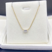 Collier en acier titane avec diamants incrustés et or 18 carats, un accessoire de luxe léger de niche avec un pendentif au style luxueux et raffiné.