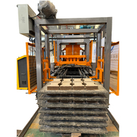 Machine de fabrication de briques et de blocs de béton entièrement automatique contrôlée par PLC QT4-15E avec pompe et moteur