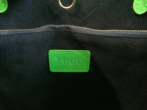 Nuovo Design personalizzato All Over Debossed Logo borsa in pelle PU borse a mano di grande capacità borse da donna - Product Image 4