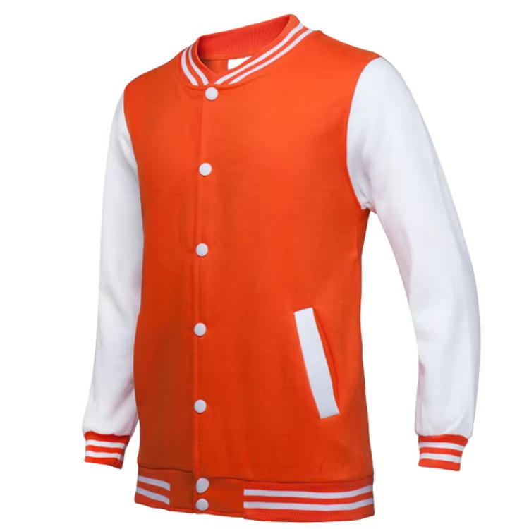 Cuerpo naranja, manga blanca.