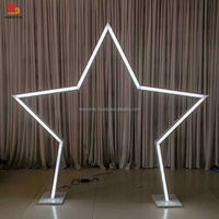 Arche LED réutilisable en fer blanc, design moderne et luxueux, avec toile de fond tunnel étoilé et pentagramme, idéale pour mariages et fêtes