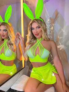 Tenues de club sexy 3 pièces pour femmes : Haut dos nu croisé en similicuir, mini-jupe fendue et bandeau oreilles de lapin – Uniforme pour filles - Product Image 5