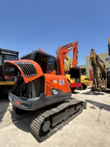 Excavadora de cadenas pequeña Doosan DX55 de 5.5 toneladas de segunda mano con pocas horas de trabajo para pequeños proyectos de construcción - Product Image 3