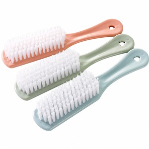 Brosse à chaussures en plastique avec poils blancs, couleurs bleu menthe et pêche, pour le nettoyage, design durable - Product Image 2