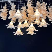 Nouvel éclairage de plafond pour mariage, fleurs de lys pour mariage, plafond à 10 têtes, pendentif blanc laiteux, décoration de scène d'événement de mariage, lumière