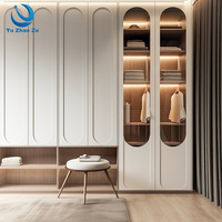 Conception de dressing moderne et luxueux sur mesure pour appartements résidentiels avec organisation intégrée