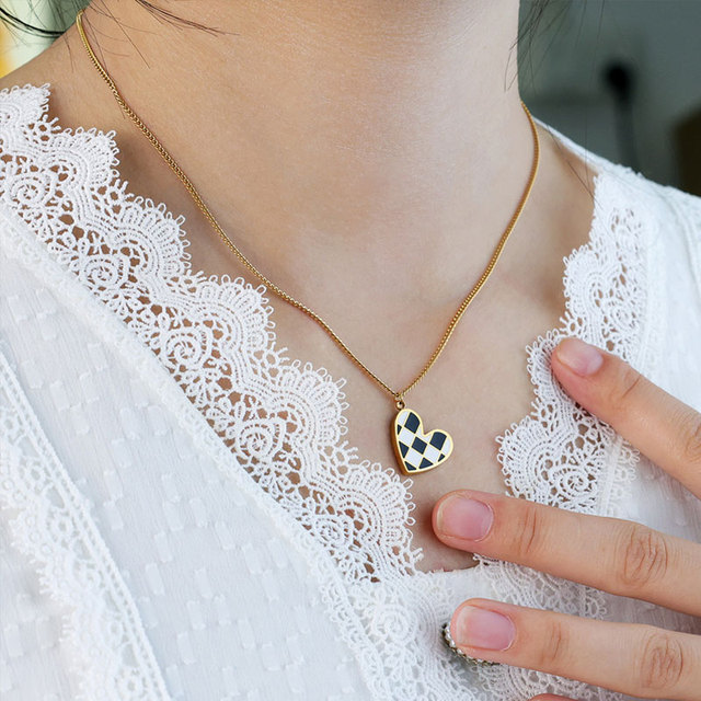 Custom logo Non Tarnish Waterproof Stainless Steel 18k Gold Plated Black and White Chessboard Heart Necklace for Women