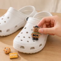 Breloques de chaussures en PVC à design personnalisé, thèmes variés, vente en gros, accessoires de boutons détachables pour sabots, décorations de style mixte à enfiler