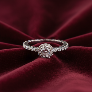 แหวนเพชรทรงหรูหราประดับเพชรเม็ดกลมตรงกลางและแถบเพชรแบบ Pave ตัวเรือนทองคำขาว สำหรับผู้หญิง เหมาะสำหรับงานหมั้นและสวมใส่ในชีวิตประจำวัน - Product Image 3