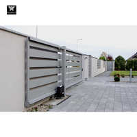 Gemotoriseerde aluminium schuifpoorten met poortopener voor villa, aluminium lamellen tuinpoorten met houten afwerking