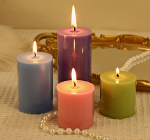 Bougie parfumée cylindrique unie pastel avec étiquette à motif végétal, plusieurs tailles disponibles, décoration de pilier - Product Image 3