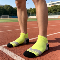 Chaussettes de sport en nylon personnalisées respirantes à séchage rapide et extensibles pour hommes, idéales pour la course, le cyclisme et l'entraînement (vente en gros)