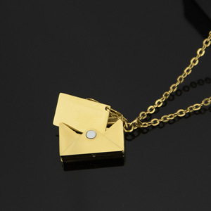 Collar con Colgante de Sobre en Acero Inoxidable con Baño de Oro PVD de 18K |   Colgante con Forma de Carta de Amor para Mujer |   Joyería Grabada con Te Amo para Enamorados - Product Image 2