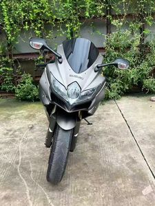 La moto <span class=keywords><strong>Suzuki</strong></span> <span class=keywords><strong>GSX600</strong></span> à quatre cylindres est rapide. - Product Image 3