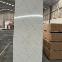 Panneau mural intérieur élégant facile à installer, 2,5 mm, 2,8 mm, 3 mm, PVC, revêtement UV, marbre, imperméable, avec emballage PPWR de l'UE