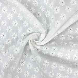 중국 직물 공급자 손질 연약한 넓은 백색 꽃 디자인 여자 복장을 위한 100% 년 면 작은 구멍 자수 직물