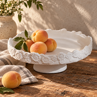 Plateau en céramique crème sur piédestal avec décor floral en relief, plateau décoratif pour la décoration moderne de la maison