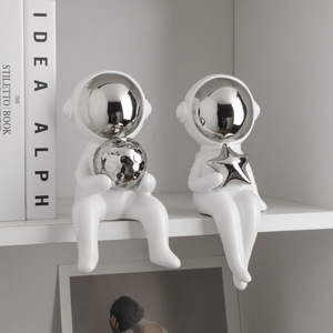 Décoration de meuble TV Behanmei, astronaute créatif, en porcelaine blanche plaquée argent, artisanat de luxe léger pour salon - Product Image 1