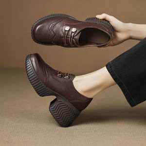 Zapatos de tacón alto para mujer, impermeables, de suela gruesa, de cuero negro, hechos de piel de vacuno de primera calidad, cómodos y sin esfuerzo. - Product Image 4